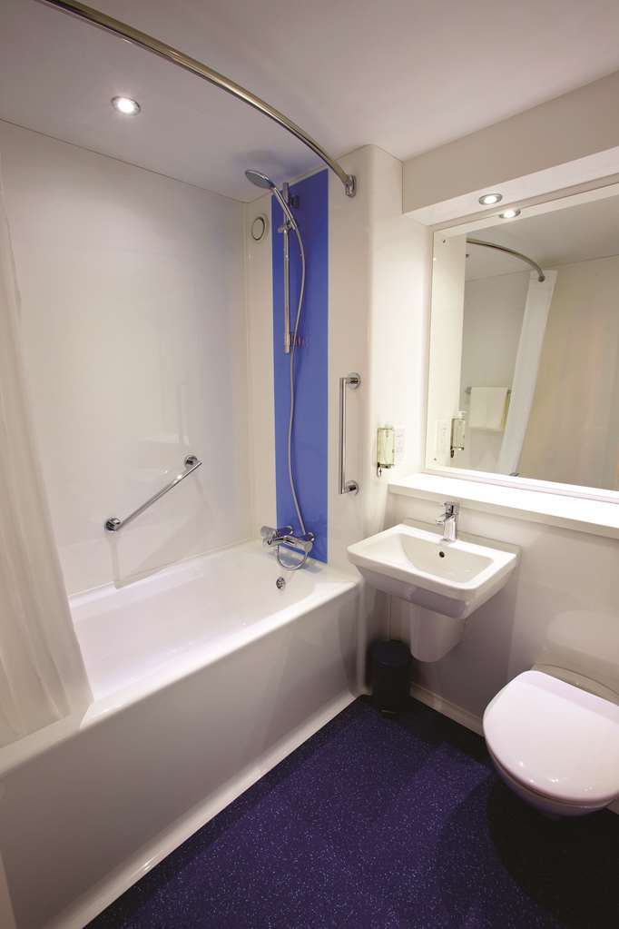 Travelodge York Hull Road Номер фото
