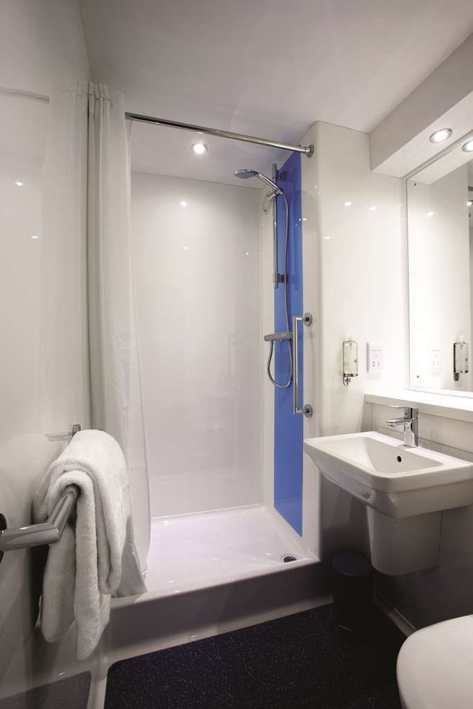 Travelodge York Hull Road Номер фото
