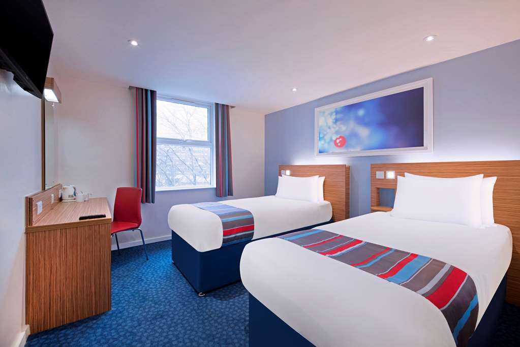 Travelodge York Hull Road Номер фото